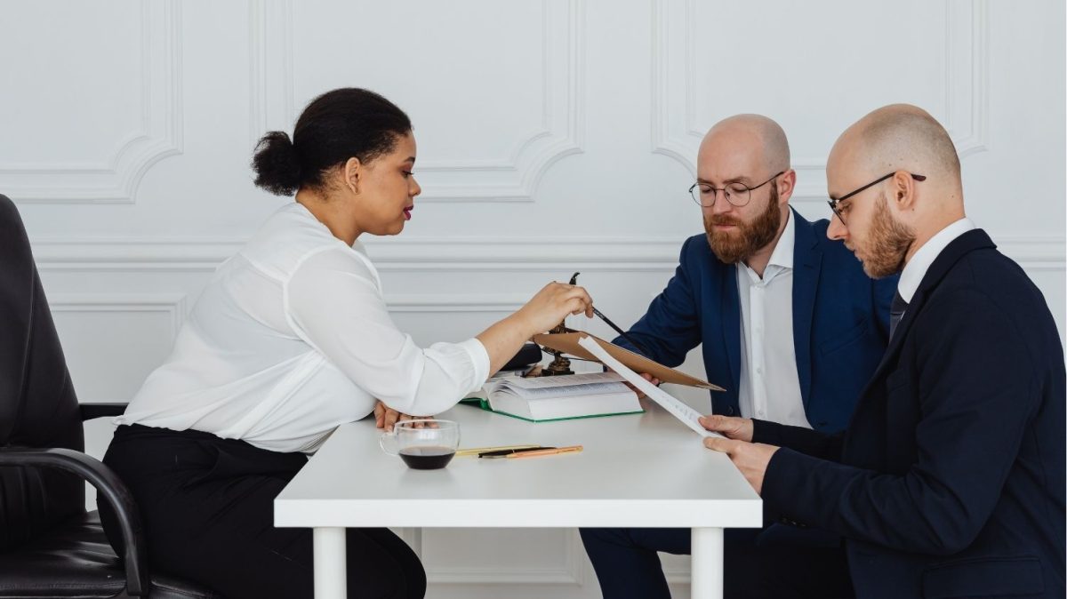 Do Pitch ao Contrato: A Tecnologia Brasileira que Unificou o Ciclo de Vida do B2B Regional